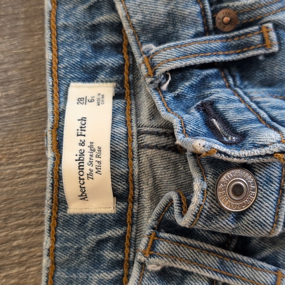 Cropped Straight Mid Rise A&F Jeans - Picture 2 of 4